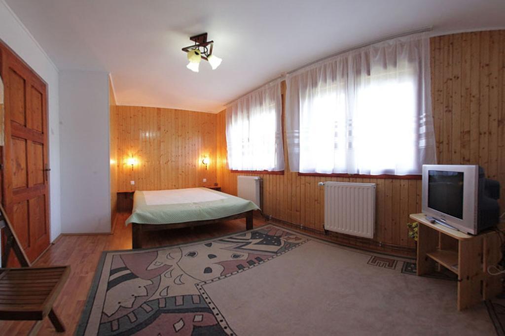 Pensiunea Flori De Camp Vatra Dornei Bilik gambar